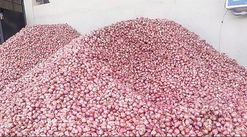 தொடர் மழையால் உயரும் சின்ன வெங்காயம் விலை: ஒரு கிலோ ரூ. 60-ஐ எட்டியது