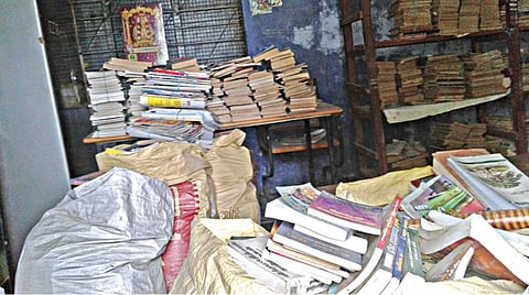 ராசிபுரம் அருகே வையப்பமலையில் உள்ள கிளை நூலகக் கட்டிடத்தில் போதிய இடவசதியில்லாததால் நூல்கள் மூட்டைகளாக கட்டி வைக்கப்பட்டுள்ளன.