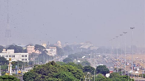 வானிலையில் ஏற்றபட்ட மாற்றம் காரணமாக காற்றில் உள்ள மாசு சிதைவடையாததால், பனிப்பொழிவு ஏற்பட்டதை போன்று மங்கலாக காட்சியளித்த மெரினா கடற்கரை. படம்: பு.க.பிரவீன்