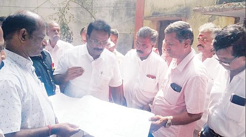 தாம்பரம் சட்டப்பேரவை உறுப்பினர் நிதியில், தாம்பரம் கிளை நூலகத்துக்கு புதிய கட்டிடம் கட்ட அடிக்கல் நாட்டு விழா நேற்று நடைபெற்றது. அப்போது, கட்டுமான பணியின் வரைபடத்தை காட்டி, சட்டப்பேரவை உறுப்பினர் எஸ்.ஆர்.ராஜாவிடம் அதிகாரிகள் விளக்கினர்.