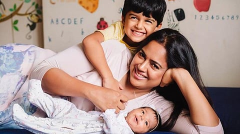 எந்தப் பெண் பிரசவத்துக்குப் பின் எடை இழப்பார்? சமீரா ரெட்டியின் உத்வேகப் பகிர்வு