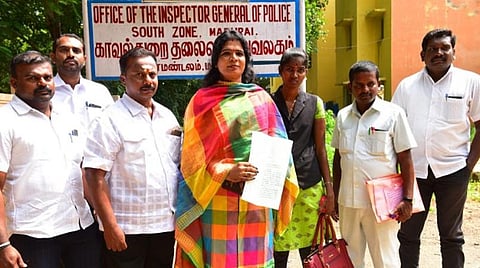 முதல் திருமணத்தை மறைத்து ஏமாற்றிய உதவி ஆய்வாளர்: தென்மண்டல ஐ.ஜி.,யிடம் திருநங்கை புகார்