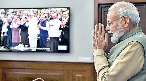 கொல்கத்தாவில், 5-வது இந்தியா-சர்வதேச அறிவியல் திருவிழா நேற்று தொடங்கியது. 4 நாட்களுக்கு நடைபெறும் இவ்விழாவை பிரதமர் நரேந்திர மோடி டெல்லியில் இருந்து காணொலி காட்சி மூலம் தொடங்கி வைத்தார். படம்: பிடிஐ