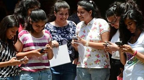 மாணவிகளை மதிப்போம்!