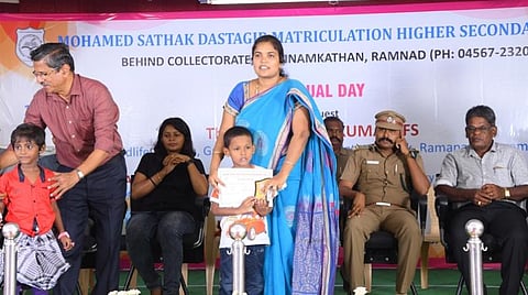 செல்போன் பயன்பாட்டால் ஏற்படும் தீமைகள் என்னென்ன?- நாடகங்கள் மூலம் விழிப்புணர்வு ஏற்படுத்திய மாணவர்கள்