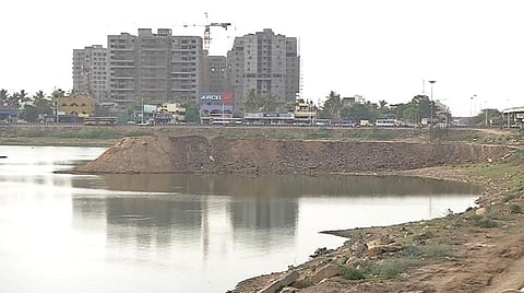 சென்னையைச் சுற்றியுள்ள ஏரிகளை ஆழப்படுத்த எடுத்த நடவடிக்கை என்ன?- அறிக்கை தாக்கல் செய்ய உயர் நீதிமன்றம் உத்தரவு