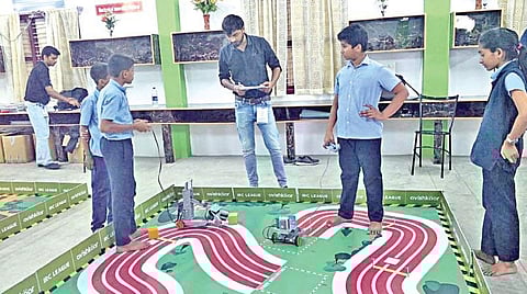 அருப்புக்கோட்டையில் ரோபோடிக் போட்டி: மாணவர்களுடன் கலந்துரையாடிய ரோபோட்