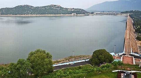 மேட்டூர் அணை நிரம்பியதால் கடைமடை வரை தண்ணீர் ; 26 லட்சம் ஏக்கரில் சம்பா நடவுப்பணிகள் நிறைவு: உரம் தட்டுப்பாடு நிலவுவதாக விவசாயிகள் குற்றச்சாட்டு