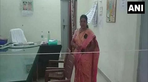 பெண் தாசில்தார் கொலையால் கிளம்பிய பீதி: கயிறு கட்டி மனு வாங்கும் கர்னூல் தாசில்தார்