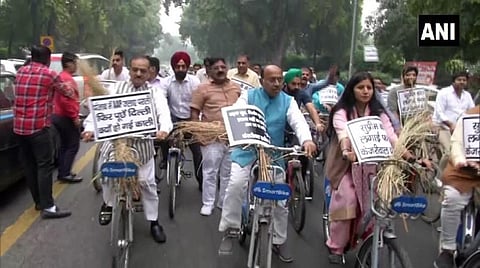 ‘‘பஞ்சாபில் வைக்கோலை எரிக்கும் ஆம் ஆத்மி எம்எல்ஏக்கள்’’ - புகார் கூறி பாஜக சைக்கிள் பேரணி