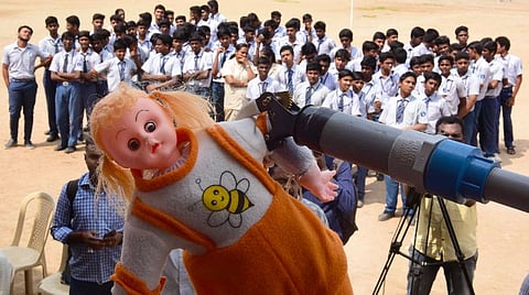 ஆழ்துளை கிணறுக்குள் தவறி விழுந்த குழந்தையை மீட்கும் கருவி: கோவையில் பள்ளி மாணவர்களுக்கு செயல் விளக்கம்