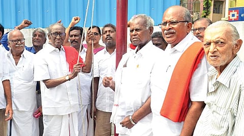 சென்னை தியாகராய நகரில் உள்ள இந்திய கம்யூனிஸ்ட் மாநில தலைமை அலுவலகமான பாலன் இல்லத்தில் நவம்பர் புரட்சி தின விழா நேற்று நடந்தது. இதில் முதுபெரும் கம்யூனிஸ்ட் தலைவர் இரா.நல்லகண்ணு தலைமையில் மூத்த கம்யூனிஸ்ட் தலைவர் தா.பாண்டியன் செங்கொடியை ஏற்றி வைத்தார். உடன், இந்திய கம்யூனிஸ்ட் தேசிய நிர்வாகக் குழு உறுப்பினர் சி.மகேந்திரன், மாநில துணைச் செயலாளர் வீரபாண்டியன். படங்கள்: க.ஸ்ரீபரத்