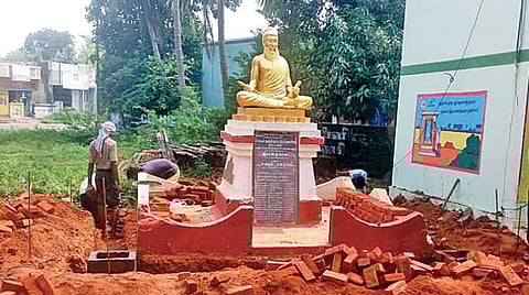 தஞ்சாவூர் அருகே பிள்ளையார்பட்டியில் மர்ம நபர்களால் அவமதிக்கப்பட்ட திருவள்ளுவர் சிலையைச் சுற்றிலும் பாதுகாப்பாக இரும்பு கிரில் கேட் அமைக்கும் பணி நேற்று தொடங்கியது.