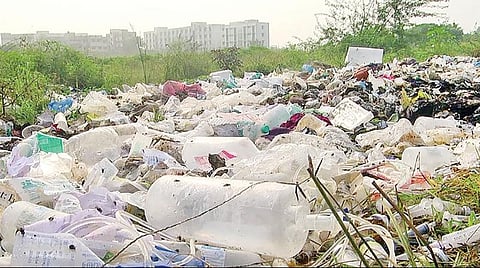 திருவாரூர் அரசு மருத்துவக் கல்லூரி மருத்துவமனையின் பிணவறை அருகே கொட்டப்பட்டுள்ள மருத்துவக் கழிவுகள்.