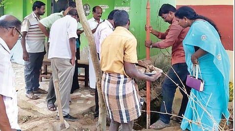 நாகை மாவட்டம் திருமருகல் ஒன்றியம் குத்தாலத்தில் ஊராட்சி ஒன்றிய நடுநிலைப் பள்ளியில் இருந்த ஆழ்துளைக் கிணறு நேற்று மூடப்படுகிறது.