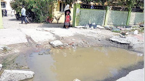 திருப்பூர் மாவட்ட அரசு தலைமை சித்த மருத்துவமனையின் நுழைவுவாயில் அருகே தேங்கி நிற்கும் மழைநீர்.