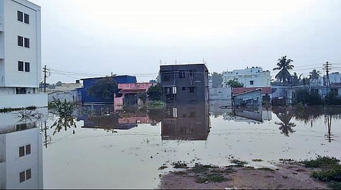 திருப்பூர் மாநகர் மும்மூர்த்தி நகரில் குடியிருப்புகளை சூழ்ந்துள்ள மழை வெள்ளம் (