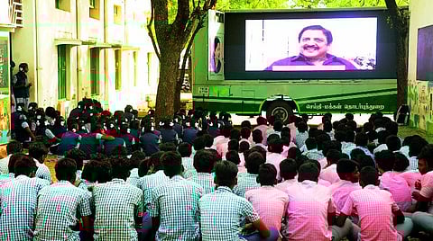 பெரம்பலூரில் பள்ளி, கல்லூரிகளில் டெங்கு விழிப்புணர்வு குறும்படங்கள் திரையிடல்