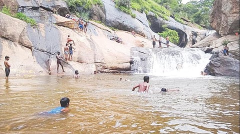 வருசநாடு அருகே யானைகஜம் அருவிக்கு நீர்வரத்து: குளித்து மகிழும் சுற்றுலா பயணிகள்