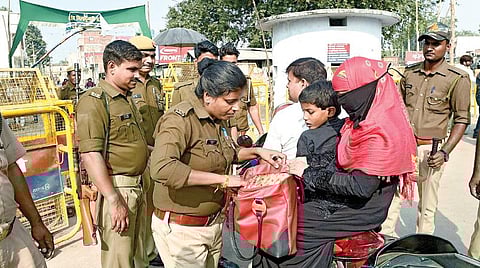 சர்ச்சைக்குரிய நிலம் யாருக்கு சொந்தம்?- அயோத்தி வழக்கில் இன்று உச்ச நீதிமன்றம் தீர்ப்பு: நாடு முழுவதும் வரலாறு காணாத பாதுகாப்பு