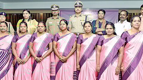 பெண் குழந்தைகளுக்கு எதிரான பாலியல் வழக்குகளில் பாதிக்கப்பட்டவர்களுக்கு மனதளவிலும், உளவியல் மற்றும் சட்ட ரீதியாக ஆலோசனைகளை வழங்கவும், உதவி புரியவும் ‘தோழி’ என்ற புதிய திட்டத்தை சென்னை காவல் ஆணையர் ஏ.கே.விஸ்வநாதன் தொடங்கி வைத்தார். நிகழ்ச்சியில் கூடுதல் காவல் ஆணையர் ஆர்.தினகரன், இணை ஆணையர் விஜயகுமாரி, துணை ஆணையர் ஜெயலட்சுமி, மன நல மருத்துவர் ஷாலினி உட்பட பலர் கலந்து கொண்டனர்.படம்: பு.க.பிரவீன்