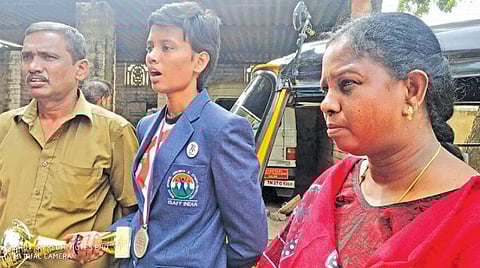 சர்வதேச அளவில் ரஷ்ய நாட்டின் மாஸ்கோவில் நடந்த ஏரோபிக் ஃபிட்நஸ் போட்டியில் வெள்ளி பதக்கம் வென்ற சுப்ரஜா. உடன், அவரது தாய், தந்தை. படம்: வி.சீனிவாசன்.