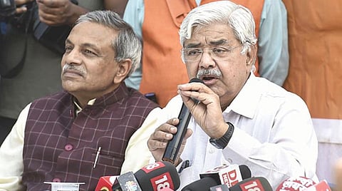 அயோத்தி வழக்கில் உச்ச நீதிமன்றம் அளித்த தீர்ப்பு குறித்து நேற்று டெல்லியில் செய்தியாளர்களிடம் பேசிய விஎச்பி செயல் தலைவர் அலோக் குமார்.படம்: பிடிஐ