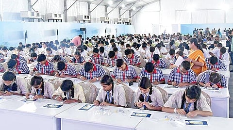 மொழிபெயர்ப்பு: ஒரே நேரத்தில் வானொலி கிட்களை ஒன்றிணைத்து மாணவர்கள் கின்னஸ் சாதனை