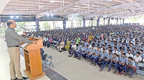 தினமும் நாளிதழ்கள் படிக்க வேண்டும்: மாணவர்களுக்கு வேலூர் ஆட்சியர் சண்முக சுந்தரம் அறிவுரை