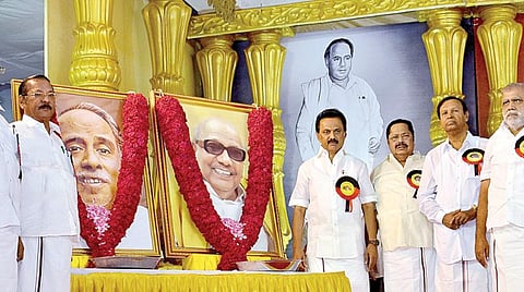 திமுக பொதுக்குழு கூட்டம் சென்னை ராயப்பேட்டை ஒய்எம்சிஏ மைதானத்தில் நேற்று நடந்தது. இதில், மறைந்த தலைவர்கள் அண்ணா. கருணாநிதி உருவப் படங்களுக்கு கட்சித் தலைவர் ஸ்டாலின் மற்றும் நிர்வாகிகள் மலர் தூவி மரியாதை செலுத்தினர்.