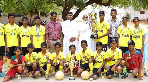 மாநில ஐவர் கால்பந்து போட்டியில் கோப்பையை வென்ற வத்தலகுண்டு மாணவர்கள்