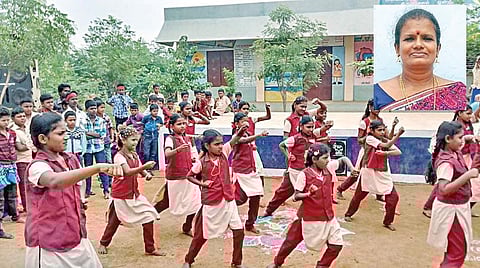 ஆடல், பாடல் மூலம் கற்பிக்கும் அரசு பள்ளி தலைமை ஆசிரியை