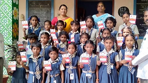 மத்திய அரசின் செல்வமகள் திட்டத்தில் மாணவிகளுக்கு சேமிப்பு கணக்கு தொடங்கிய ஆசிரியர்கள்