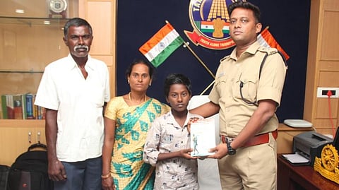 மாணவன் வடிவேலனை பாராட்டும் மாவட்ட எஸ்.பி வருண்குமார்