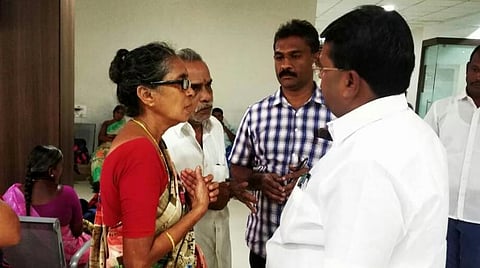 கொடிக் கம்பம் சாய்ந்ததால் விபத்து? - லாரியில் சிக்கி காயமடைந்த பெண்ணுக்கு தீவிர சிகிச்சை: விபத்தை ஏற்படுத்தியதாக லாரி ஓட்டுநர் கைது