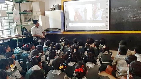 திருப்பூர் மாநகராட்சி பள்ளியில் சர்வதேச திரைப்பட விழா: குறும்படங்களை பார்த்து ரசித்த மாணவர்கள்