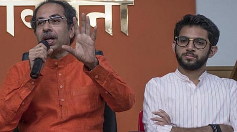 சிவசேனா தலைவர் உத்தவ் தாக்கரே, அவரின் மகன் ஆதித்யா தாக்கரே : படம் பிடிஐ