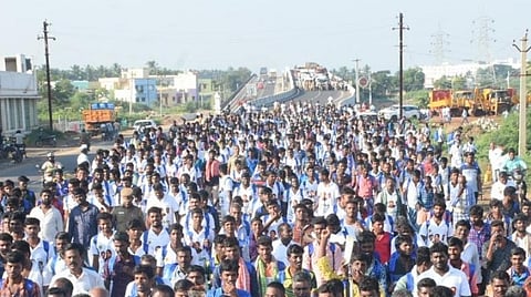 அதிமுக சாதனை விளக்க நடைபயணத்தால் மேலூர் சாலையில் போக்குவரத்து நெரிசல்: வழக்கறிஞர்கள், மாணவர்கள் கடும் அவதி