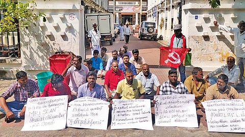 சுகாதாரத்துறை இயக்குநர் அலுவலகத்தை முற்றுகையிட்ட சிபிஎம் கட்சியினர். படம்: எம்.சாம்ராஜ்