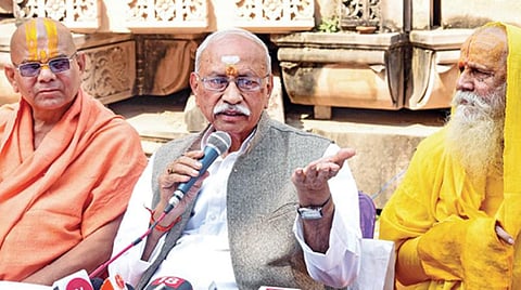 அயோத்தியில் நேற்று விஎச்பி செய்தித் தொடர்பாளர் தினேஷ்ஜி நிருபர்களுக்கு பேட்டியளித்தார். உடன் அறக்கட்டளை நிர்வாகிகள் உள்ளனர். படம்: பிடிஐ