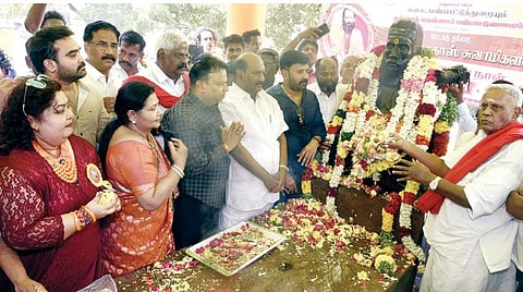 நாடக தந்தை சங்கரதாஸ் சுவாமிகள் நினைவு நாளை முன்னிட்டு புதுச்சேரி கருவடிக்குப்பத்தில் உள்ள அவரது நினைவிடத்தில் புதுச்சேரி சபாநாயகர் சிவக்கொழுந்து மற்றும் நடிகர்கள் மலர் துாவி அஞ்சலி செலுத்தினர்.படம்: எம்.சாம்ராஜ்