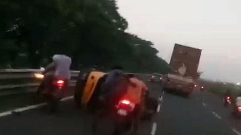 சென்னையில் 'ஆட்டோ ரேஸ்' ; லாரியின் பின்புறம் மோதி மெக்கானிக் உயிரிழப்பு