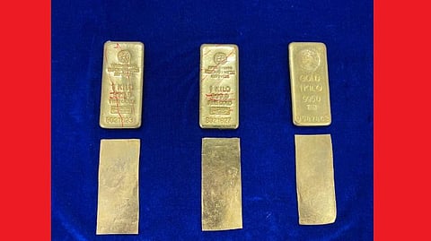 சென்னை வந்த விமானத்தில் ரூ.1.33 கோடி மதிப்புள்ள தங்கம் சிக்கியது: பயணி சீட்டுக்கடியில் கேட்பாரற்றுக் கிடந்த பார்சல்