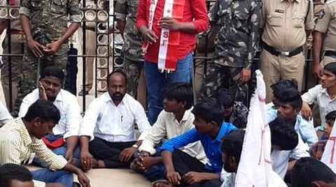 சம்பவம் நடந்த ரெசிடண்ட் பள்ளி வாசலில் ஏ.ஐ.எஸ்.எஃப் உறுப்பினர்கள் தர்ணா.