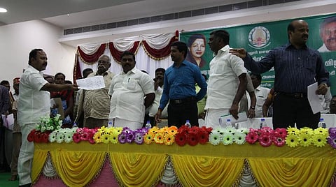 அணைக்கட்டில் நடந்த மக்கள் குறைதீர்வு கூட்டத்தில் அமைச்சர் வீரமணி - திமுக எம்எல்ஏ வாக்குவாதம்: இரு கட்சித் தொண்டர்களிடையே கைகலப்பு