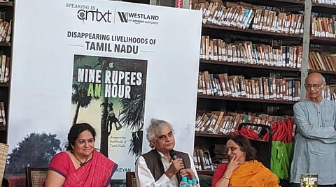 புத்தக வெளியீட்டு நிகழ்ச்சியில் பேசும் பத்திரிகையாளர் சாய்நாத்