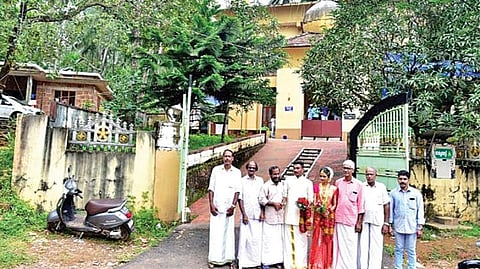 இடிவெட்டி பகுதியில் உள்ள மசூதி முன்பு மணமக்கள்