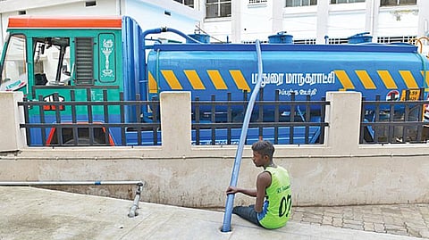 மதுரை அரசு ராஜாஜி மருத்துவமனையில் அமைக்கப்பட்டுள்ள தரைமட்ட தொட்டியில் மாநகராட்சி குடிநீர் வாகனம் மூலம் தண்ணீர் நிரப்பப்படுகிறது. படம்: எஸ்.கிருஷ்ணமூர்த்தி