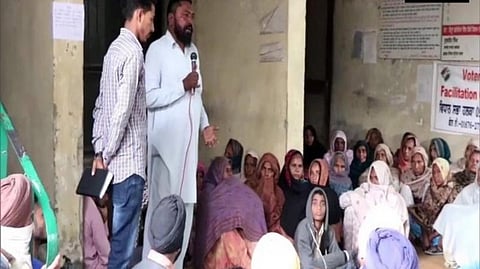 பஞ்சாப்பில் நடந்துள்ள தலித் வன்கொடுமை குறித்து சாங்ரூர் துணை ஆட்சியர் அலுவலத்திற்கு எதிரே நீதிகேட்டு போராடும் மக்கள் | படம்: ஏஎன்ஐ