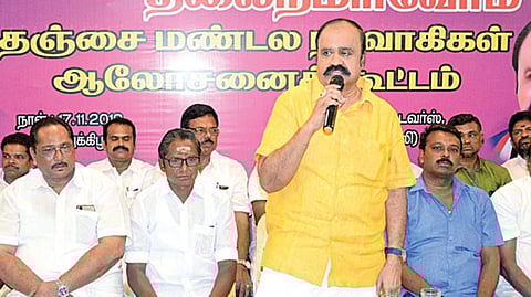 தஞ்சாவூரில் நேற்று நடைபெற்ற அமமுக அதிருப்தியாளர்கள் மண்டல ஆலோசனைக் கூட்டத்தில் பேசுகிறார் வா.புகழேந்தி.